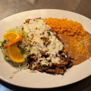 bistec con rajas y queso